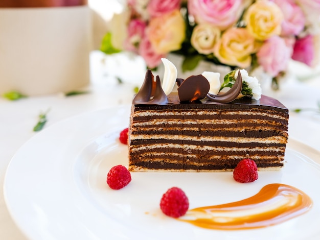 Conceito de receita de sobremesa de bolo de chocolate saboroso. comida pronta do restaurante. arte culinária