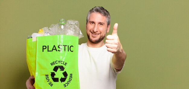 Conceito de reciclagem de homem de meia-idade