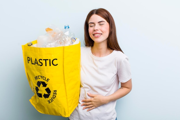 Conceito de reciclagem de mulher bonita adulta jovem