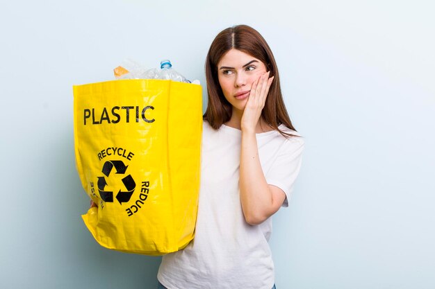 Conceito de reciclagem de mulher bonita adulta jovem