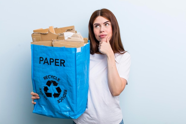 Conceito de reciclagem de mulher bonita adulta jovem