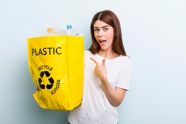 Conceito de reciclagem de mulher bonita adulta jovem