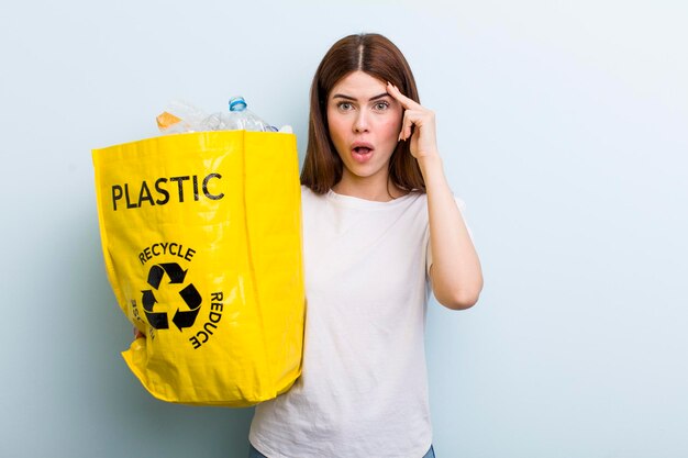 Conceito de reciclagem de mulher bonita adulta jovem