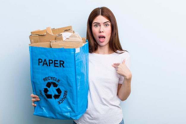 Conceito de reciclagem de mulher bonita adulta jovem