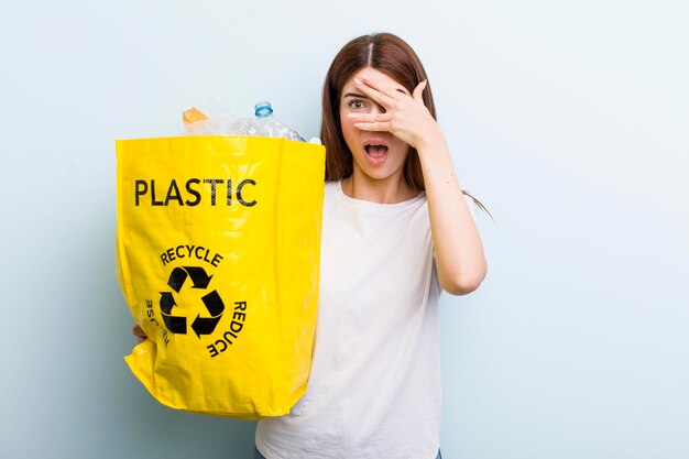 Conceito de reciclagem de mulher bonita adulta jovem