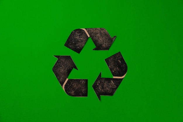 Conceito de reciclagem de papel na vista superior da superfície verde