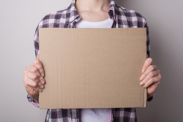 Conceito de recrutamento. foto recortada de close-up de uma mulher de negócios desesperada e decepcionada segurando, mostrando um cartaz de papelão com espaço de cópia