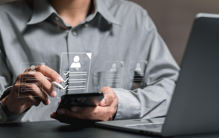 Foto conceito de recursos humanos empresário preenchendo formulário de avaliação de funcionários on-line gestão de recursos humanos recrutamento de rh liderança e formação de equipes