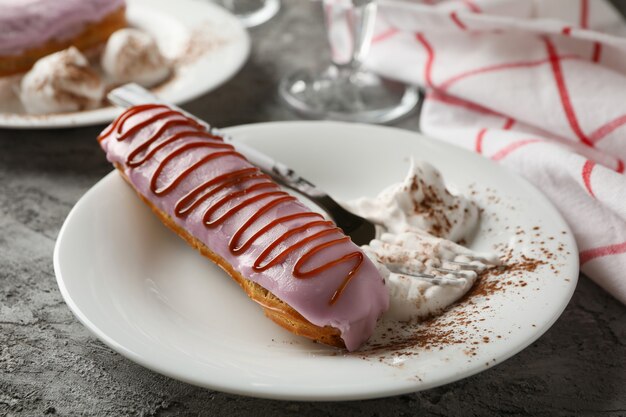 Foto conceito de refeição doce com deliciosos éclairs em cinza