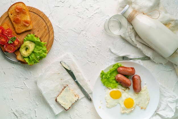 Conceito de refeição matinal, mesa com leite com ovos e sanduíches nutritivos