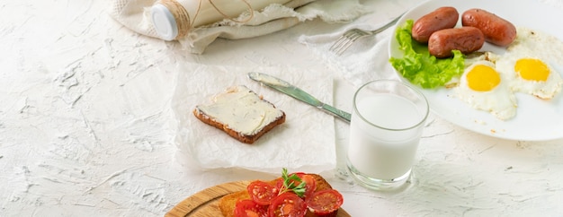 Conceito de refeição matinal, mesa com leite com ovos e sanduíches nutritivos