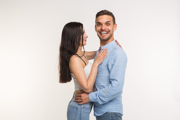 Conceito de relacionamento e amor - Retrato de casal feliz na superfície branca