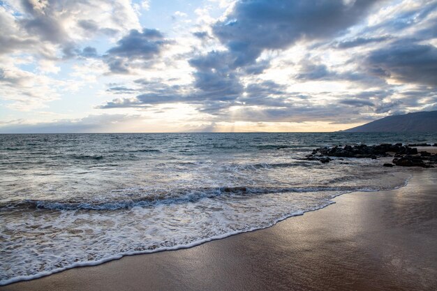 Conceito de relaxamento de verão de fundo de praia e mar tropical