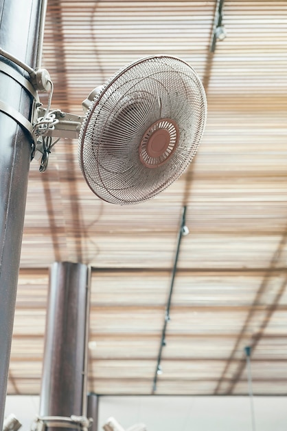 Conceito de resfriamento, frescor e calor - close-up do ventilador ao ar livre