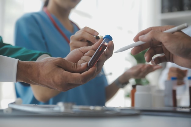 Conceito de reunião de equipe de rede de tecnologia médica Médico que trabalha telefone inteligente tablet digital moderno gráfico de gráficos de computador portátil foto de efeito de raios solares