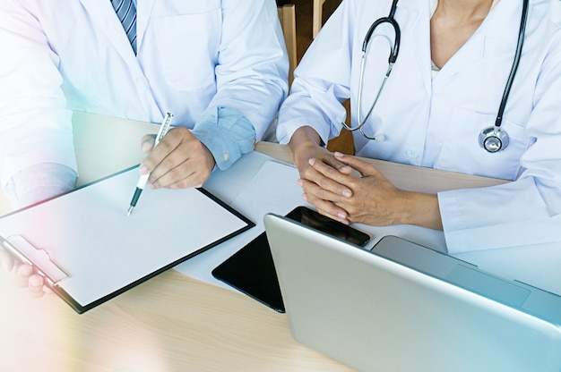 Conceito de reunião de equipe de rede de tecnologia médica