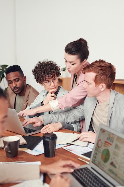 Foto conceito de reunião de escuta de formação de equipe de negócios