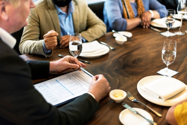 Conceito de reunião de negócios do grupo de pessoas