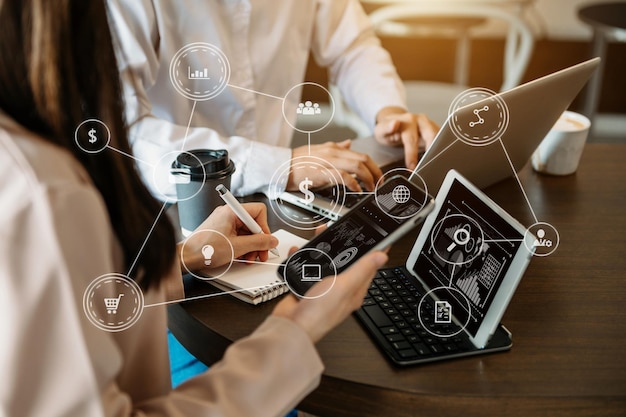 Foto conceito de reunião de parceria de equipe de negócios mão de negócios usando laptop, tablet e smartphone no escritório aplicativo móvel de mídia de marketing digital em tela de ícone virtual