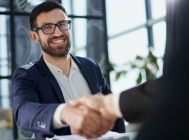 Conceito de reunião de parceria de negócios Aperto de mão de empresário de imagem Aperto de mão de empresários bem-sucedidos após um bom negócio