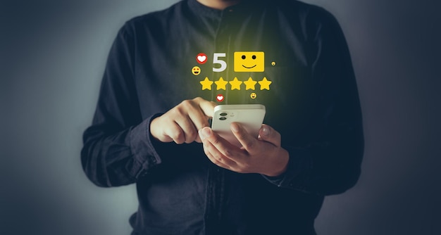 Conceito de revisão da experiência de feedback do clienteMãos segurando o celular