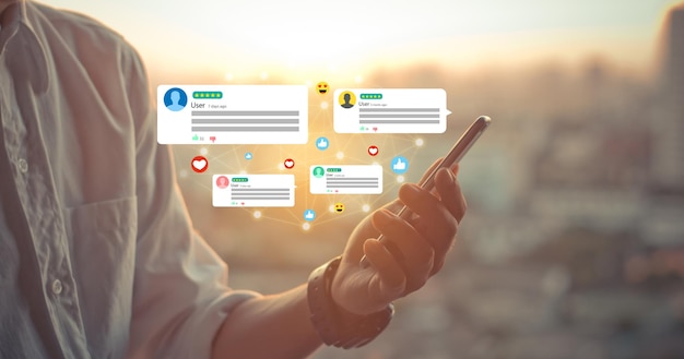 Conceito de revisão de experiência de feedback do clientemãos segurando o celular