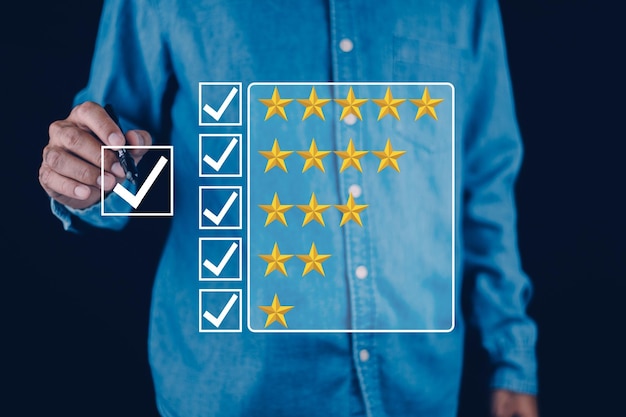 Conceito de revisão do cliente Aumentar a avaliação da classificação e o conceito de classificação Empresário desenha cinco estrelas amarelas para aumentar a classificação de sua empresa