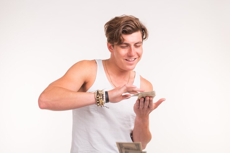 Foto conceito de riqueza financeira, prosperidade e ganhos na loteria - homem jogando fora seu dinheiro em fundo branco.