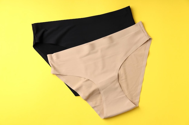 Conceito de roupa feminina com calcinha em fundo amarelo