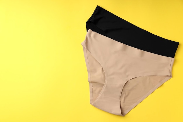 Conceito de roupa feminina com calcinha em fundo amarelo