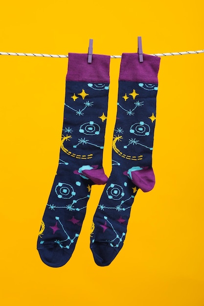 Conceito de roupas para pernas meias meias penduradas na corda