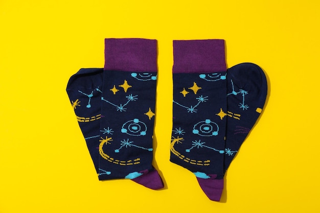 Conceito de roupas para vista superior de meias de pernas