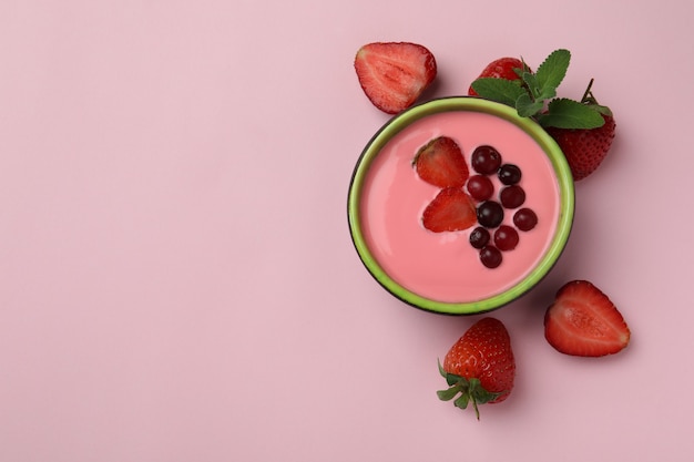 Conceito de saboroso café da manhã com iogurte no fundo rosa