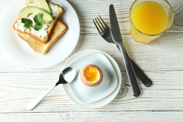 Conceito de saboroso café da manhã com ovo cozido