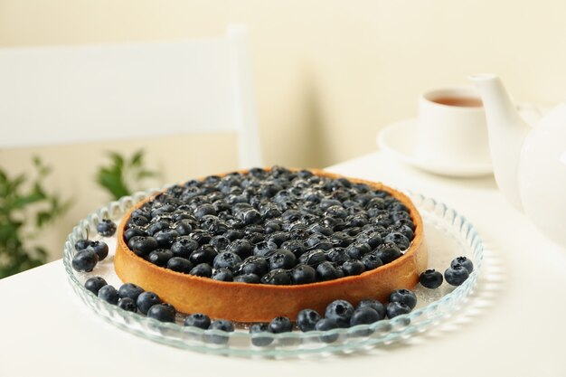 Conceito de saboroso café da manhã com torta de mirtilo na mesa branca