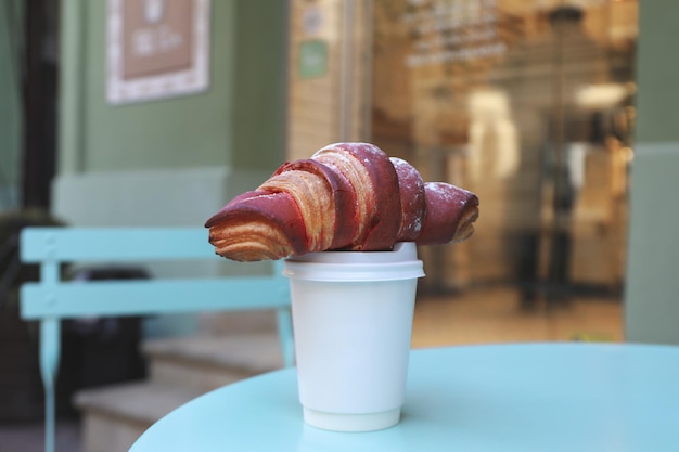 Conceito de saboroso café da manhã com xícara de café e croissant