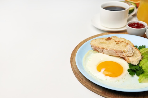 Conceito de saboroso café da manhã no fundo branco