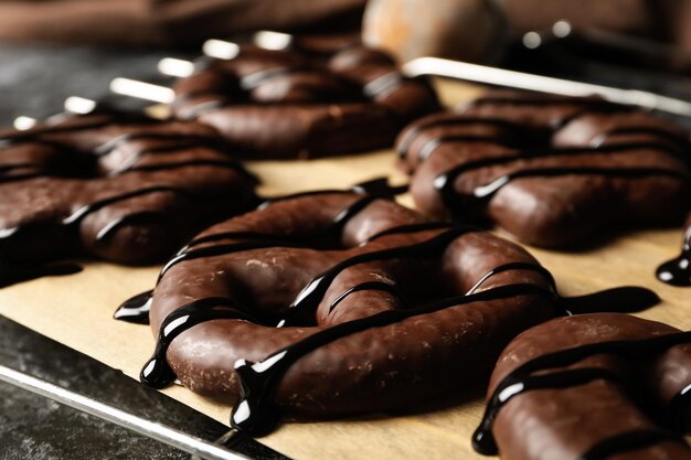 Conceito de saborosos biscoitos de gengibre de padaria em chocolate close-up