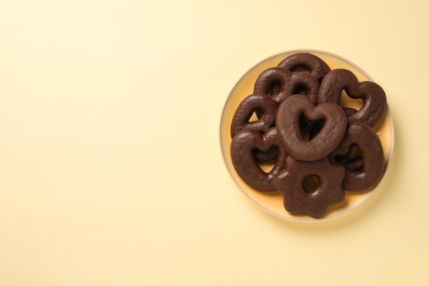 Conceito de saborosos biscoitos de gengibre de padaria no espaço de chocolate para texto