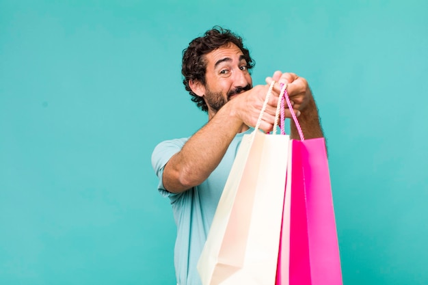 Conceito de sacolas de compras de homem louco latino-americano adulto jovem