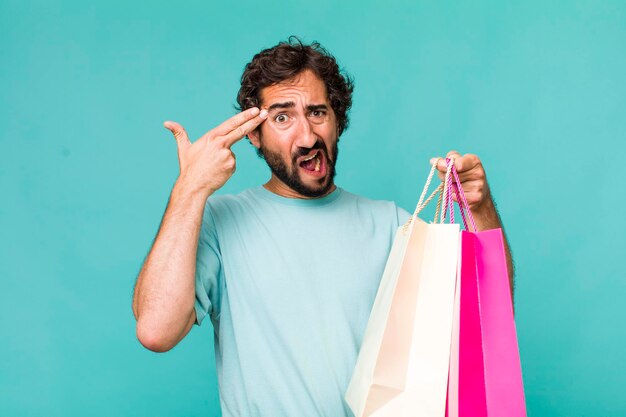 Conceito de sacolas de compras de homem louco latino-americano adulto jovem