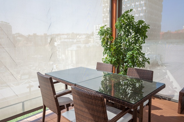Conceito de sala interior de restaurante em área aberta com vista sobre a cidade, local ideal para reuniões
