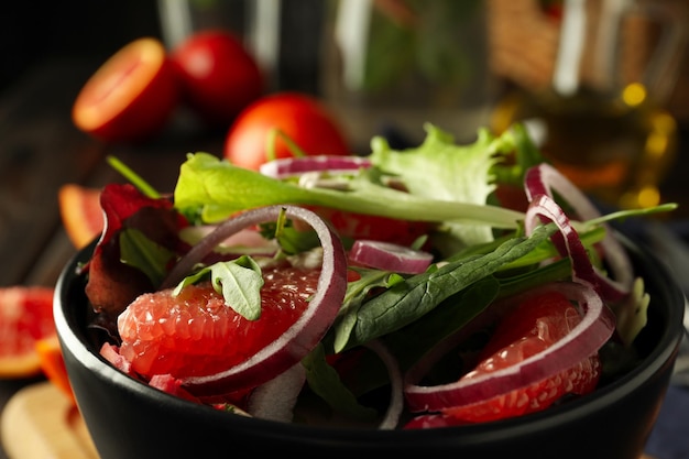 Conceito de salada de comida saborosa com laranja vermelha close-up