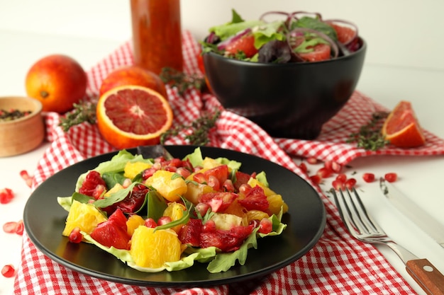 Conceito de salada de comida saborosa com laranja vermelha close-up