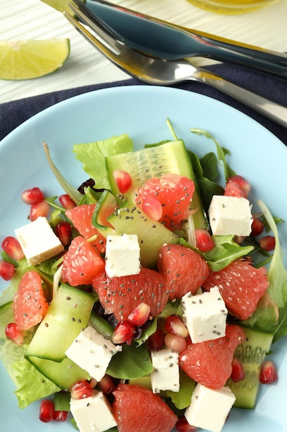 Conceito de salada de comida saborosa com laranja vermelha close-up