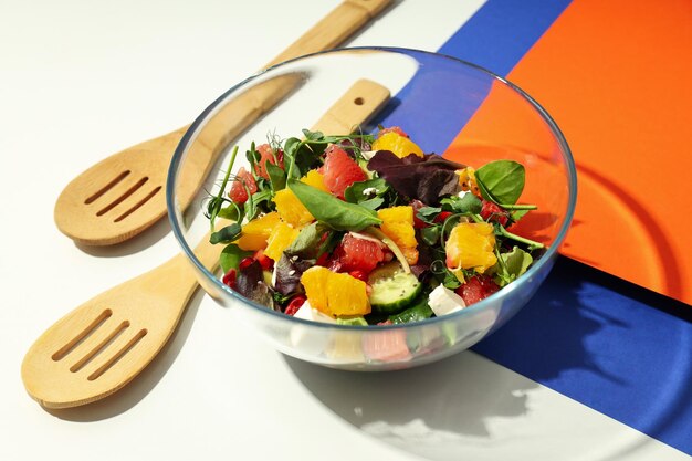 Conceito de salada de comida saborosa com laranja vermelha em fundo multicolorido