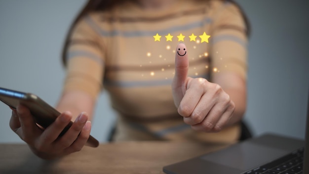 Conceito de satisfação do cliente Mão com polegar para cima Ícone de rosto sorridente de emoção positiva e cinco estrelas com espaço de cópia