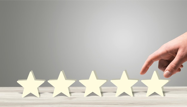 Conceito de satisfação do cliente, pesquisa de feedback de qualidade, mão tocando cinco estrelas