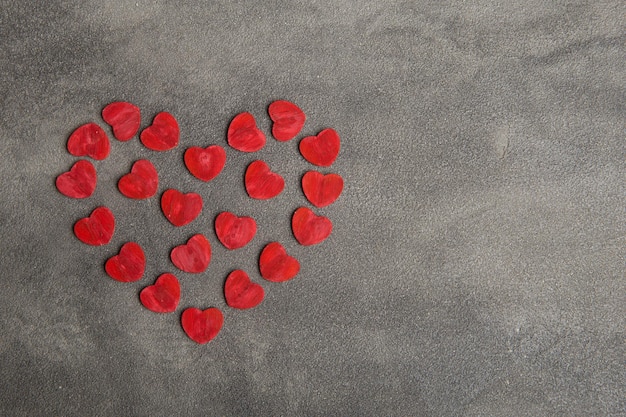 Conceito de saudações do Dia dos Namorados Pequenos corações vermelhos fazem um grande cartão de dia dos namorados