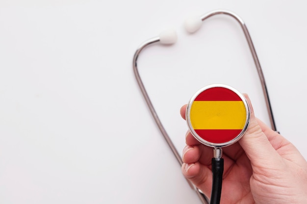 Conceito de saúde da espanha médico segurando um estetoscópio médico